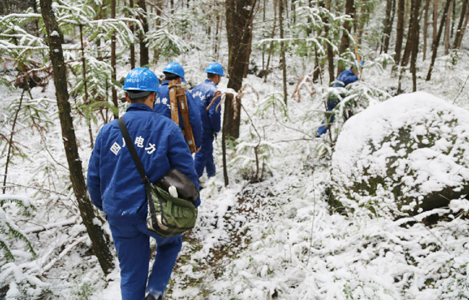 【第一现场】公司迅速应对川东北雪灾恢复供电