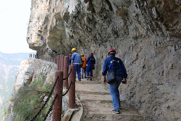 攀上“天梯” 电亮悬崖上的村庄