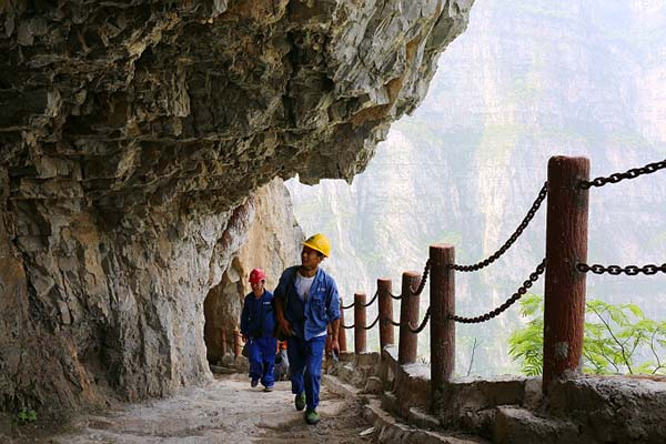 攀上“天梯” 电亮悬崖上的村庄
