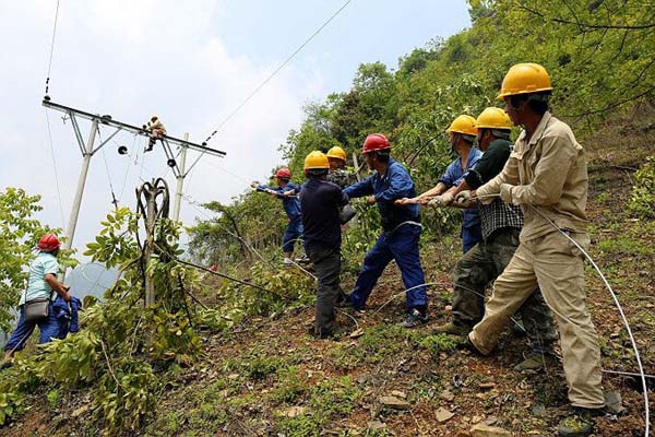 攀上“天梯” 电亮悬崖上的村庄