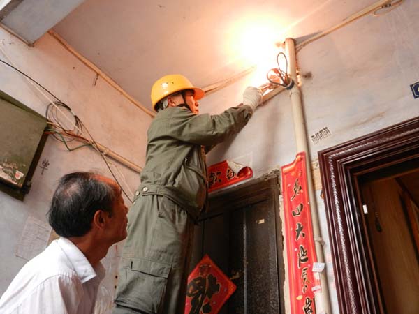 【党员服务队故事】责任点亮万家灯火 关爱架起连心桥