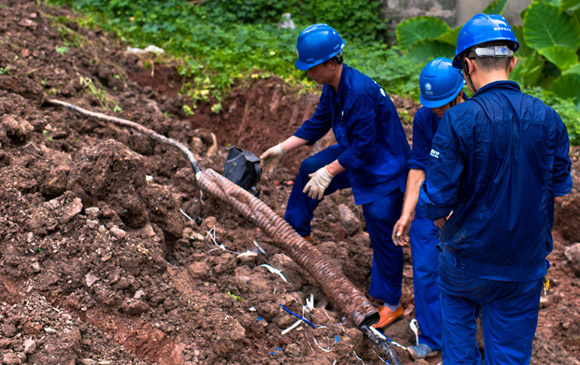 野蛮施工断清凉 火线救援获民赞