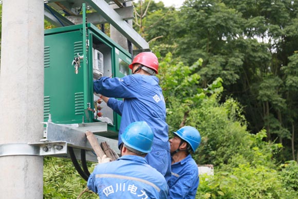 百亩鱼塘冒出欢快的水花