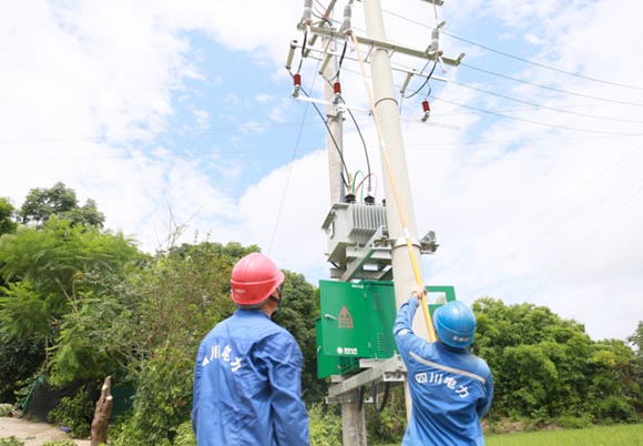 百亩鱼塘冒出欢快的水花
