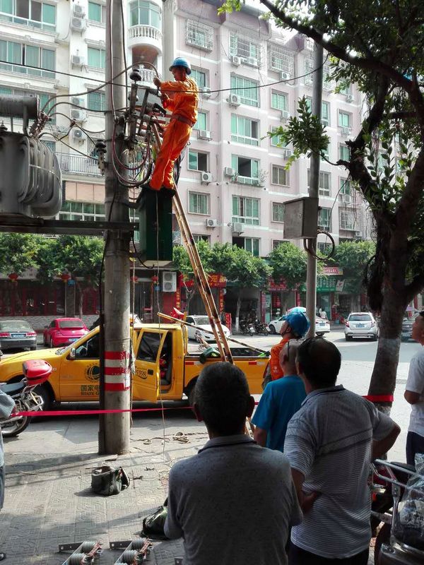 【战高温在行动】挑战高温 快速抢修保供电 