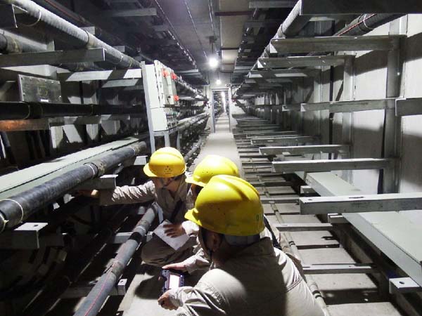 【战高温在行动】地底“小黄人” 鏖战高温保供电 