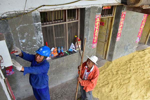 老人奔波七里 只为送新米 