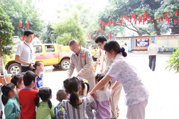 【党员服务队故事】中秋节 “电爸爸”带着礼物来了 