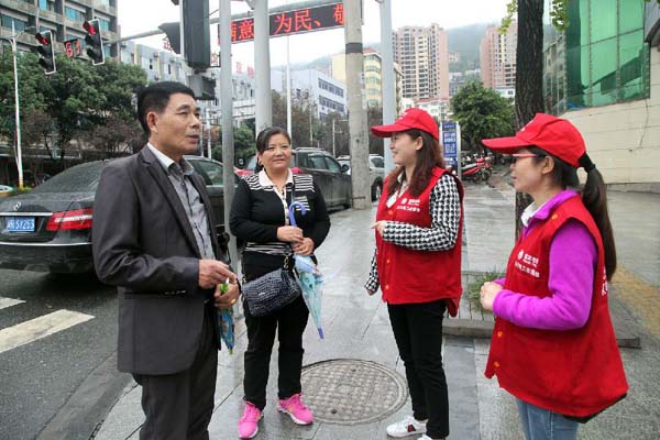 “志愿小红帽”亮彩巴城