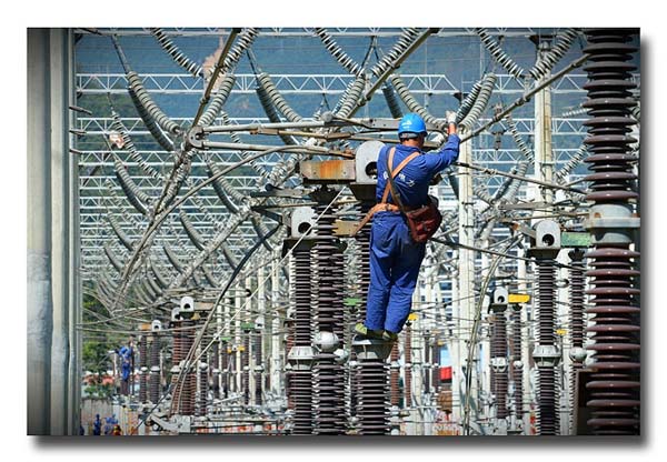 电网铁军会战大渡河畔 