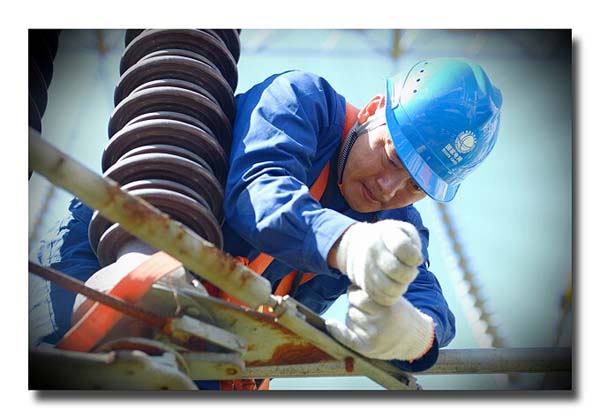 电网铁军会战大渡河畔 