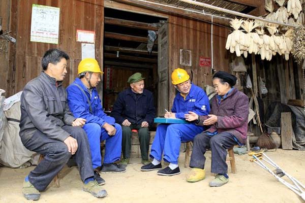 走在彩林间的扶贫路上 