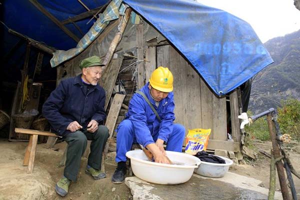 走在彩林间的扶贫路上 