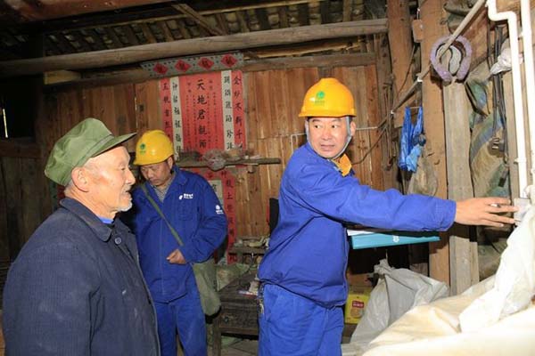 走在彩林间的扶贫路上 