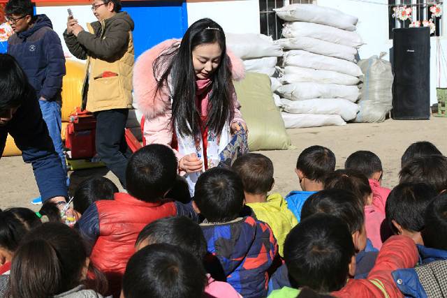 阿坝：10余万物资陆续发放 427名贫困学生受益