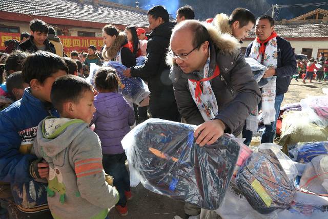 阿坝：10余万物资陆续发放 427名贫困学生受益