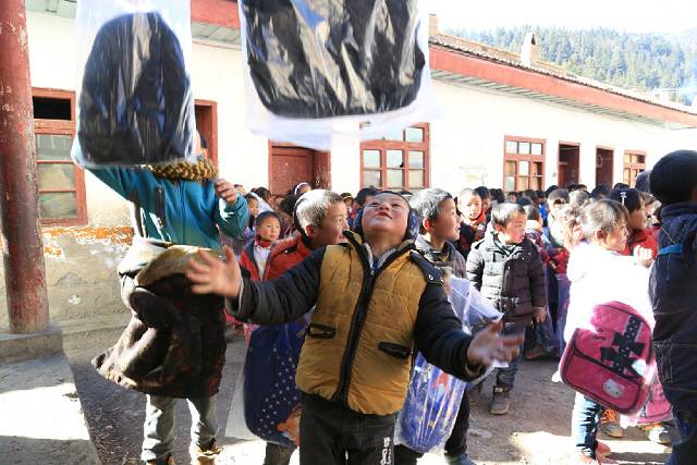 阿坝：10余万物资陆续发放 427名贫困学生受益