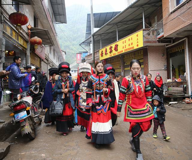 凉山：摘下贫困帽 喜迎新生活