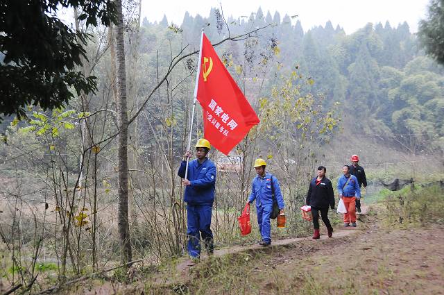 遂宁:党旗在兰草村高高飘扬