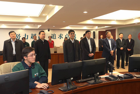 舒印彪农历除夕慰问一线员工送上新春祝福