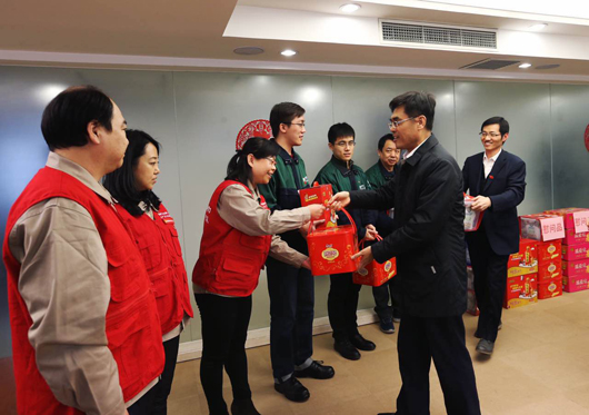舒印彪农历除夕慰问一线员工送上新春祝福