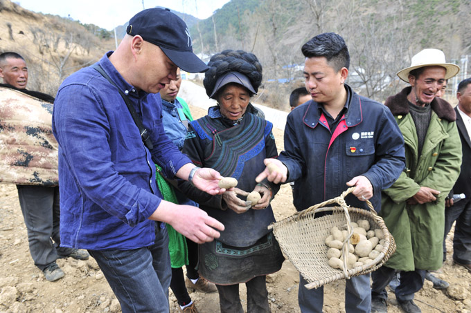 【十大劳模风采】王小兵：电亮彝乡扶贫路  索玛花开彝人家