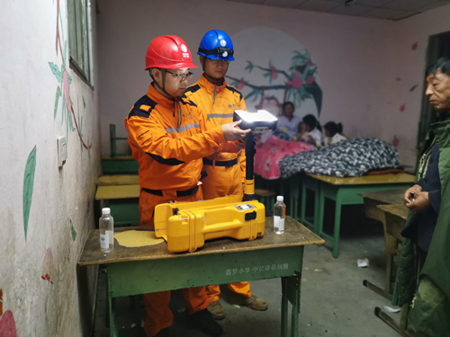 凉山喜德公司：“电”亮安置点 灯火暖人心