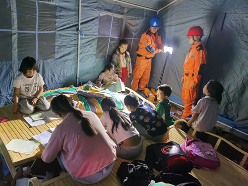 凉山喜德公司：“电”亮安置点 灯火暖人心