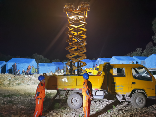 凉山喜德公司：“电”亮安置点 灯火暖人心