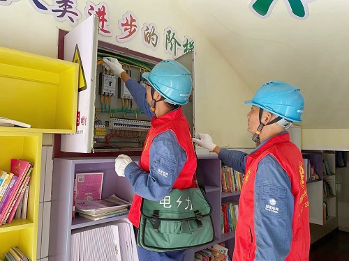 电力员工在校园开展检修工作-眉山.jpg