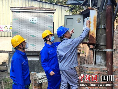 中国新闻网:眉山供电:深入企业开展用电服务 助企冲刺“开门红”2.jpg