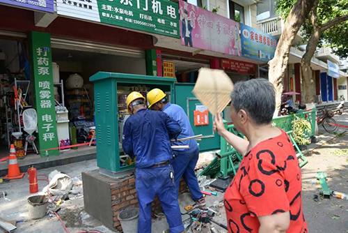 人民日报：你为我送电 我为你打扇2.jpg