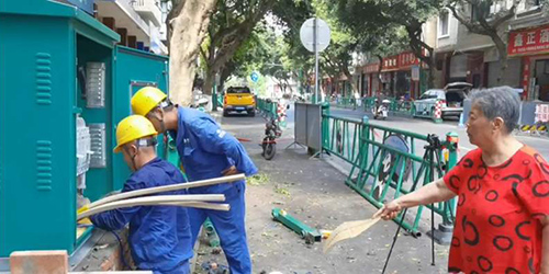 人民日报：你为我送电 我为你打扇3.jpg