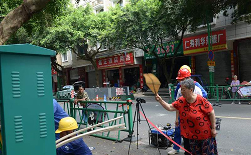 人民日报：你为我送电 我为你打扇4.jpg