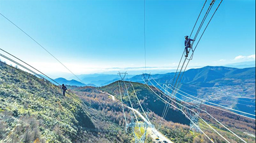 2023年11月4日，国网四川电力工人开展500千伏城沐一二线综合检修工作。张超 摄.jpg