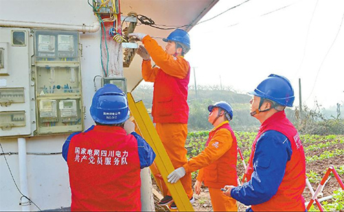 2024年1月15日，国网四川电力成都连心桥共产党员服务队在成都简阳市施家镇清水村进行电力增容改造工作，迎接春节返乡潮。 陈翔 摄.jpg