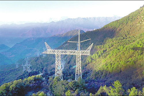 国家电网川渝1000千伏特高压交流输电工程四川段内，国内首例“八腿式”门型输电铁塔组立成功。 田海 摄.jpg