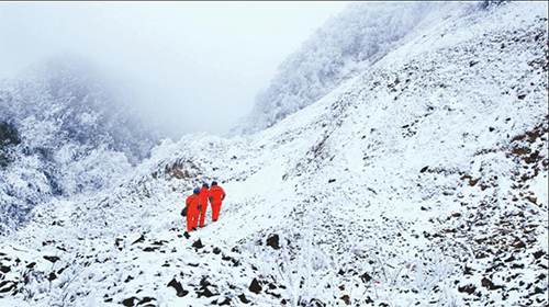 2023年12月18日，国网四川超高压公司观冰人员在雅安泥巴山监测500千伏石雅四回线路冰情。 丁盛杰 摄.jpg