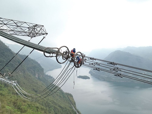 新华社:特写:特高压输电线路高空“关节置换手术”2.jpg 新华社:特写:特高压输电线路高空“关节置换手术”2.jpg