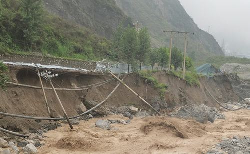 人民网：四川汉源暴雨灾害 国网四川电力紧急开展抢险保电工作2.jpg