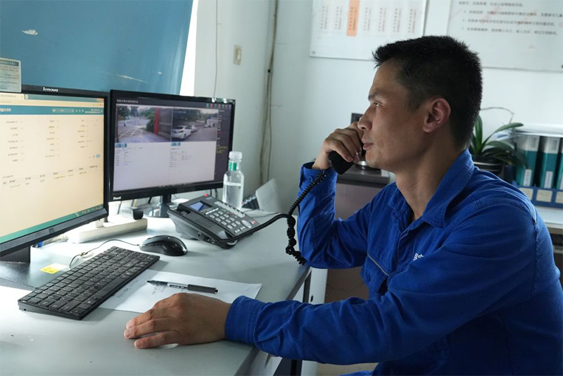 8.24 新华社 值班员巫如鸿迅速接听电话。（胡惟也 摄）.jpg