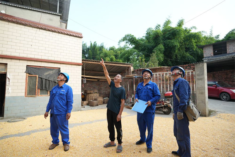 8.24 新华社 抢修班组在张志明家中查看故障问题。（胡惟也 摄）.jpg