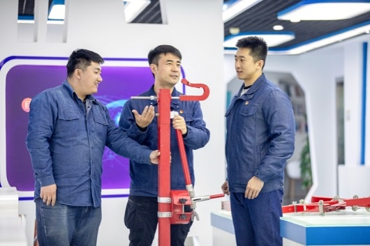 大国工匠国家电网王月鹏：万伏高压线上的“手术师”