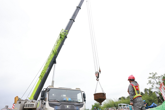 【人民日报】湘粤、湘黔背靠背联网工程（湖南段）完成首基浇筑 跨省能源大通道全面开工
