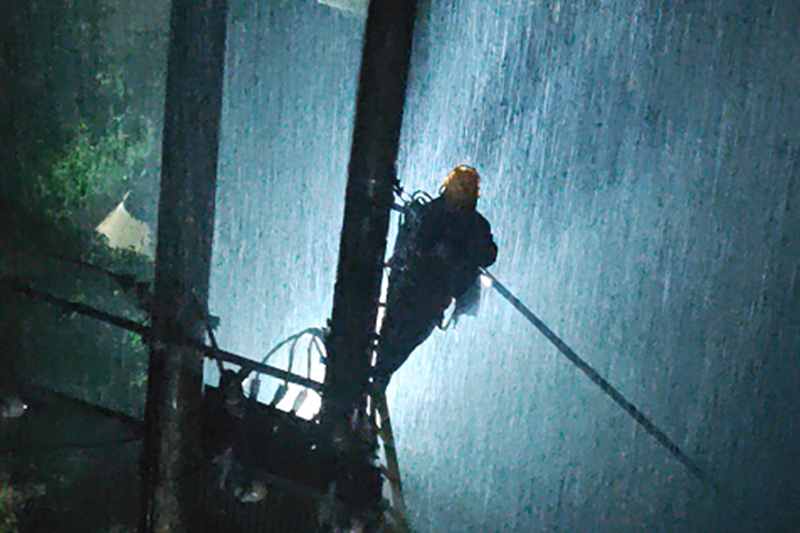 人民电业为人民 一身雨换万家灯