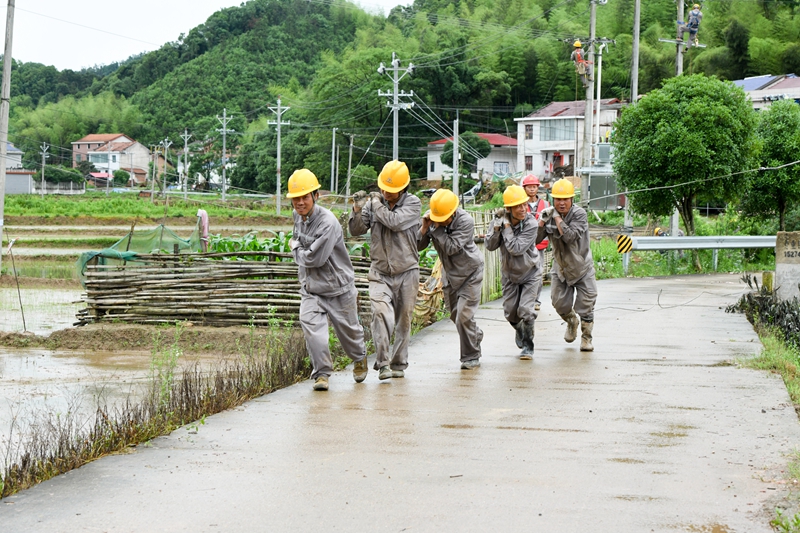 人民电业为人民 一身雨换万家灯