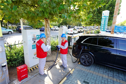 国庆假期国家电网员工坚守一线守护万家灯火