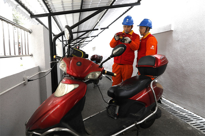 国家电网四川电力成都高新连心桥共产党员服务队在玉林西路31号院开展电瓶车充电安全测试。国网成都供电公司供图